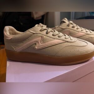 Madden girl GIIA Women's Beige and Pink Sneakers